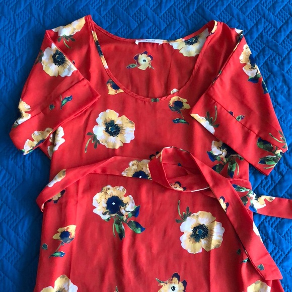 Like new! ModCloth flowy red floral tunic top - Picture 4 of 5